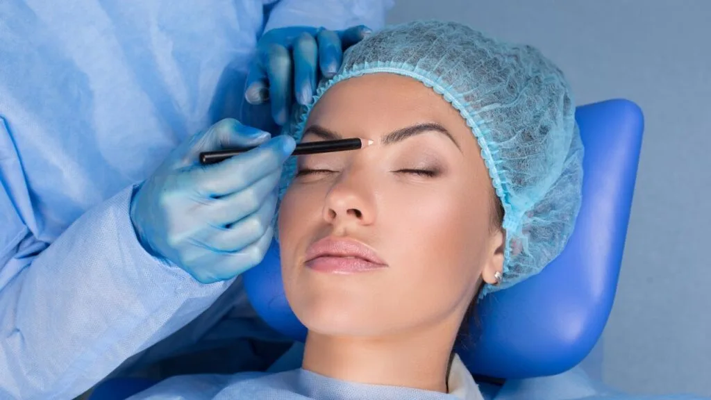 Relaja los músculos responsables de las líneas de expresión, suavizando arrugas sin alterar la naturalidad del rostro. Aplicado por el Dr. Jaime Aroca, este tratamiento devuelve frescura y equilibrio facial, realzando la belleza de forma sutil y segura.