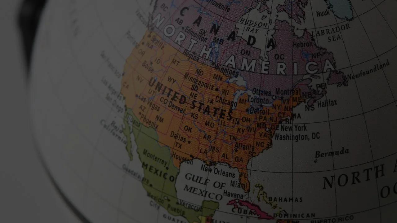 Modern Minimal Gradient Background Technology Youtube Thumbnail 12 - Dr. Jaime Aroca - Cirujano Plástico en Colombia, Especialista en Abdominoplastia