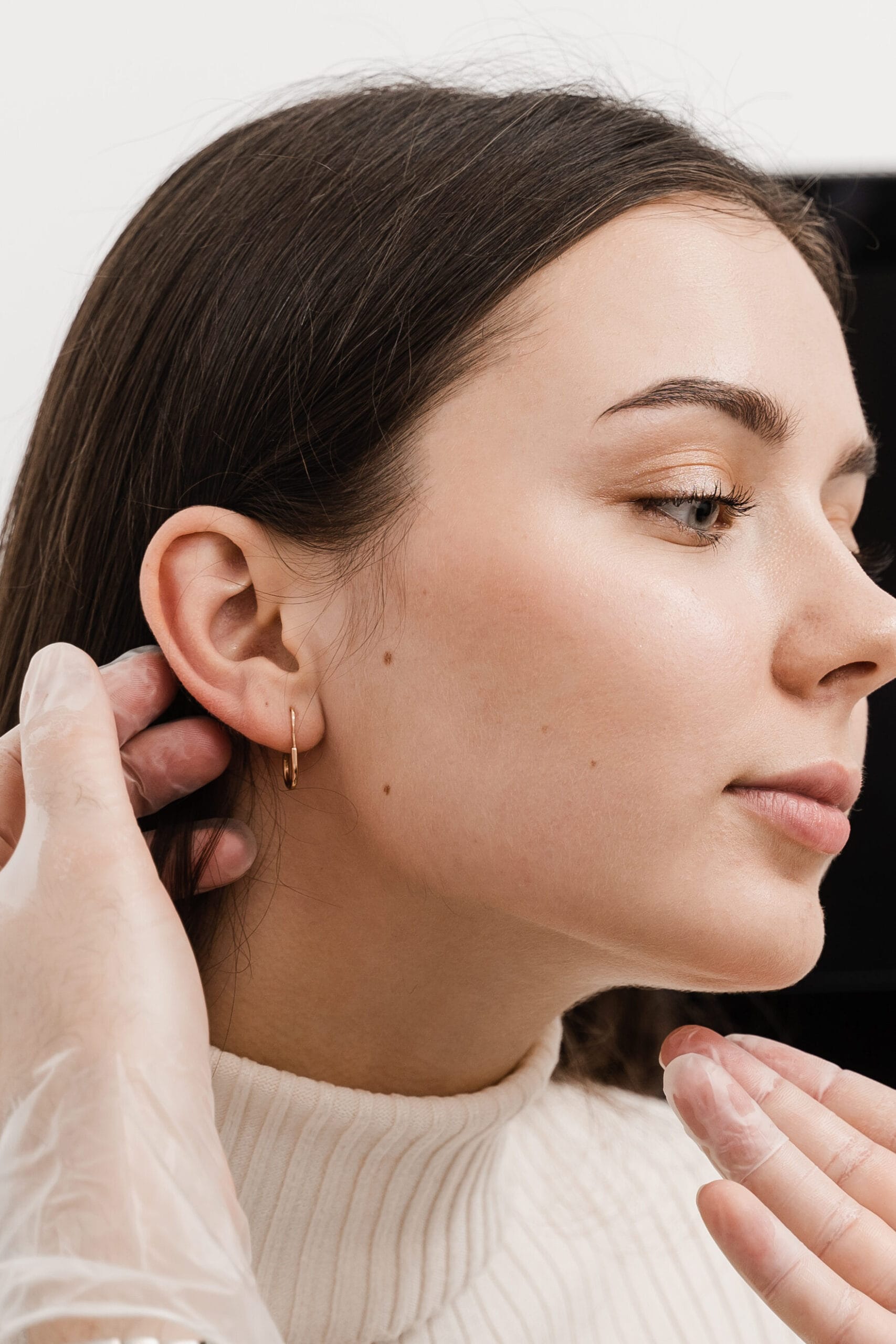 Orejas Proporcionadas y Esteticas edited scaled - Dr. Jaime Aroca - Cirujano Plástico en Colombia, Especialista en Abdominoplastia