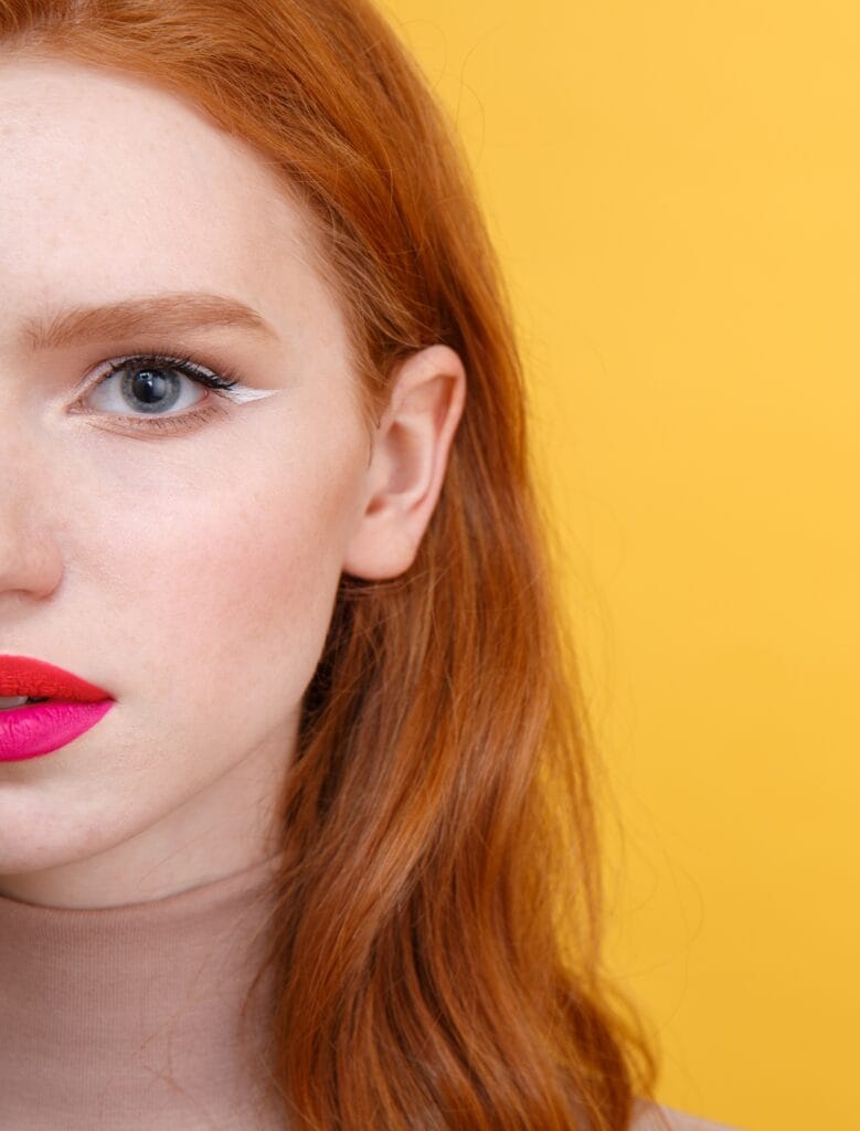 Resultado visible de la otoplastia mostrando orejas equilibradas y proporción facial mejorada