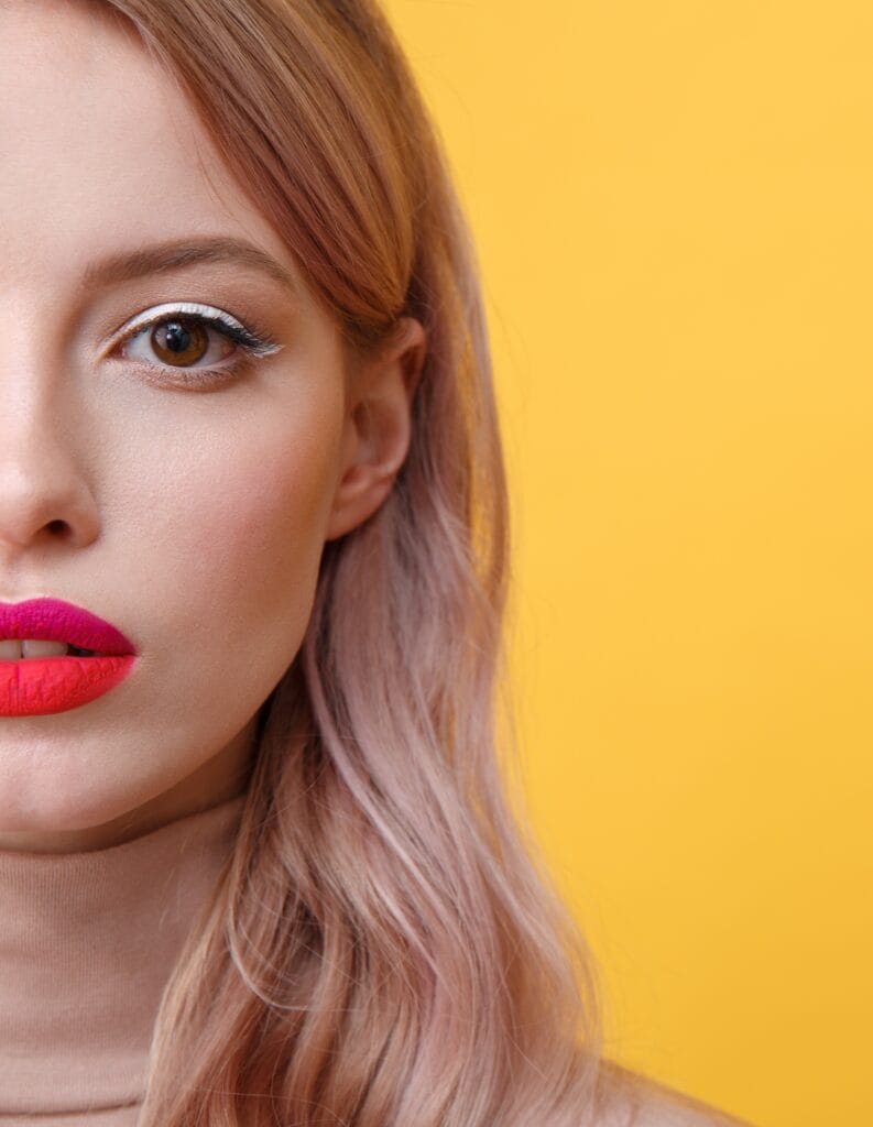 Vista lateral mostrando la mejora en la posición de las orejas tras cirugía estética