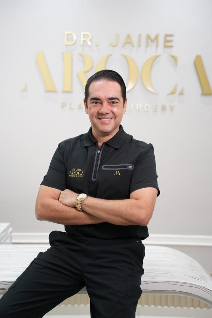 Dr. Jaime Aroca, cirujano plástico, en su consultorio