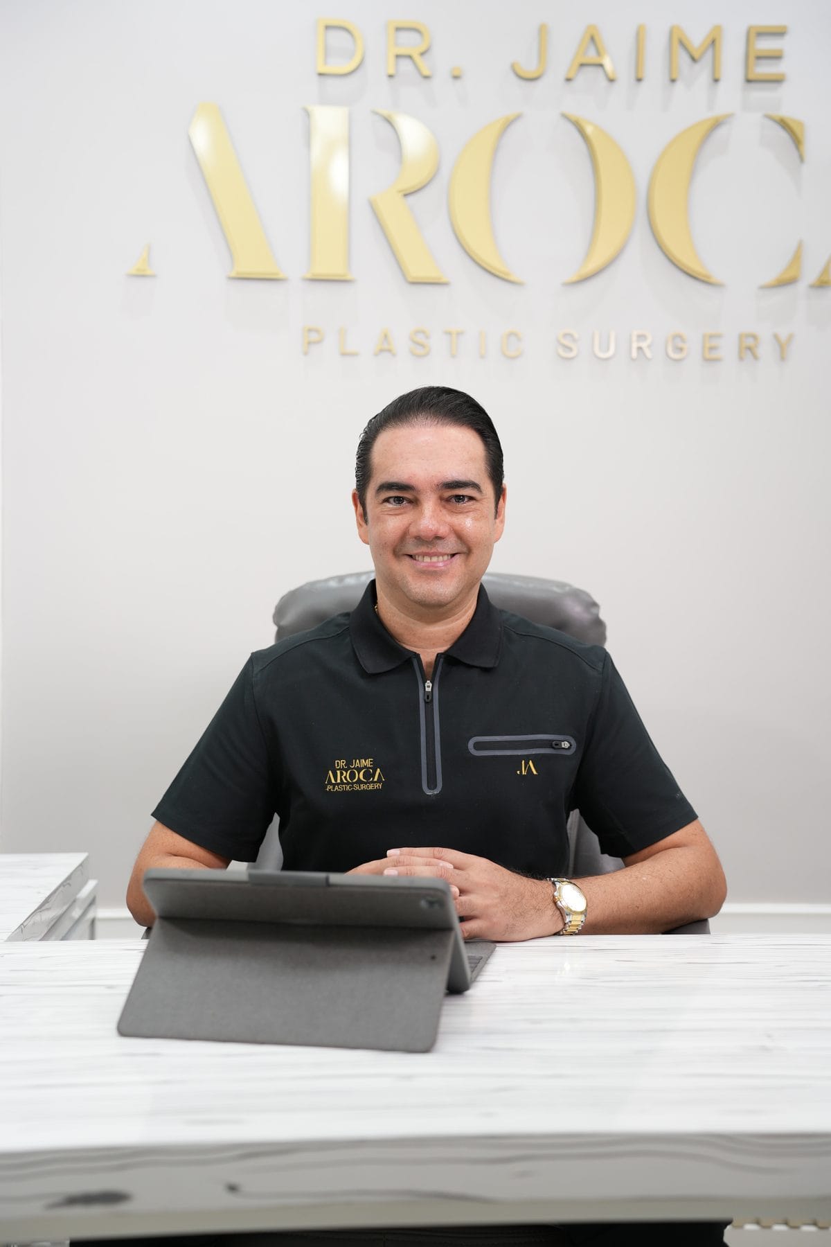 Dr. Jaime Aroca sentado en su escritorio del consultorio