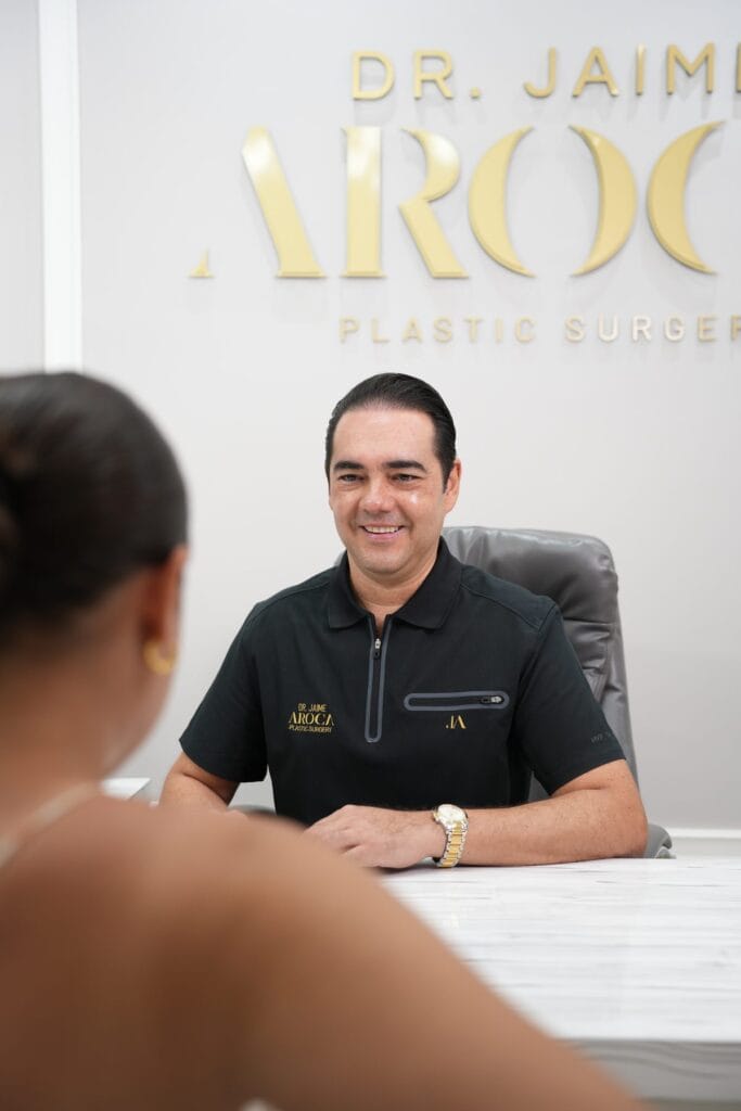 Dr. Jaime Aroca durante una valoración presencial con una paciente